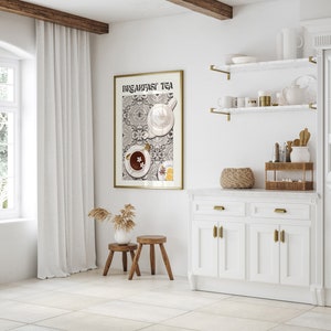 Puede incluir: Un p&oacute;ster enmarcado en blanco con el texto "Breakfast Tea" y una ilustraci&oacute;n en blanco y negro de tazas de t&eacute; y una tetera sobre un fondo estampado.