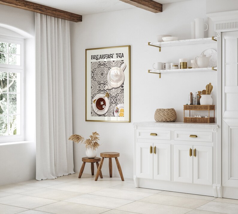 Puede incluir: Un p&oacute;ster enmarcado en blanco con el texto "Breakfast Tea" y una ilustraci&oacute;n en blanco y negro de tazas de t&eacute; y una tetera sobre un fondo estampado.