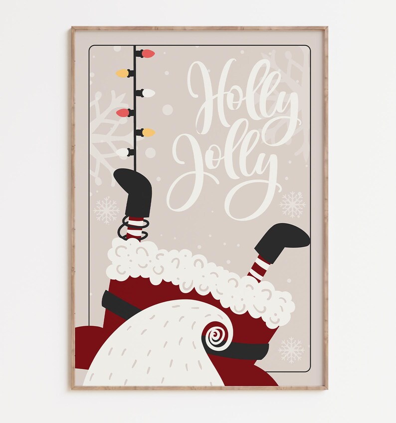 Puede incluir: Una ilustraci&oacute;n digital de Pap&aacute; Noel colgado boca abajo con el texto "Holly Jolly" sobre un fondo beige.  Pap&aacute; Noel lleva un traje rojo con ribetes blancos y botas negras.  Est&aacute; sujetando una cadena de luces navide&ntilde;as.
