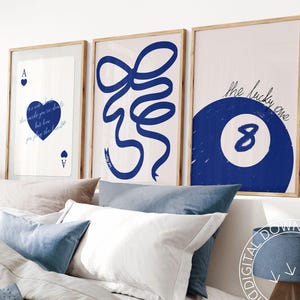 Afdrukbare set van 3 marineblauwe geluksposters | Poolbal met hartenprint en boog | Lucy You Lucky Me | Moderne motiverende muurkunst slaapzaal