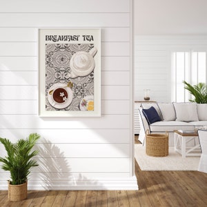 Puede incluir: Una impresi&oacute;n enmarcada de una tetera blanca y una taza de t&eacute; sobre una superficie de azulejos con patrones. La impresi&oacute;n tiene el texto "Breakfast Tea" en la parte superior.
