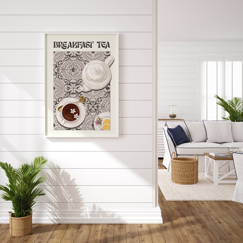 Puede incluir: Una impresi&oacute;n enmarcada de una tetera blanca y una taza de t&eacute; sobre una superficie de azulejos con patrones. La impresi&oacute;n tiene el texto "Breakfast Tea" en la parte superior.
