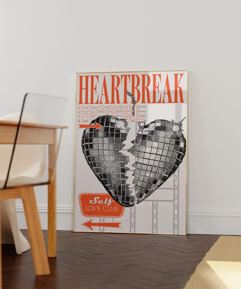 Pode incluir: Uma impress&atilde;o emoldurada com um cora&ccedil;&atilde;o de bola de discoteca quebrado no centro. O texto "HEARTBREAK HOTEL" est&aacute; no topo da impress&atilde;o. O texto "Self Love Club" est&aacute; em uma faixa vermelha na parte inferior da impress&atilde;o.
