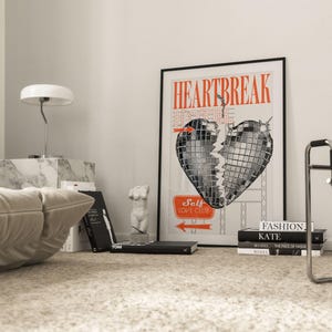 Pode incluir: Uma ilustra&ccedil;&atilde;o em preto e branco de um cora&ccedil;&atilde;o partido em forma de bola de discoteca. O texto "HEARTBREAK" est&aacute; em letras vermelhas acima do cora&ccedil;&atilde;o. Abaixo do cora&ccedil;&atilde;o h&aacute; uma placa que diz "Self Love Club".