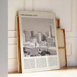 Puede incluir: Una impresión en blanco y negro enmarcada de Oklahoma City, con el horizonte de la ciudad y texto. La impresión tiene un marco dorado y está apoyada contra una pared. La impresión incluye el texto "Oklahoma City".