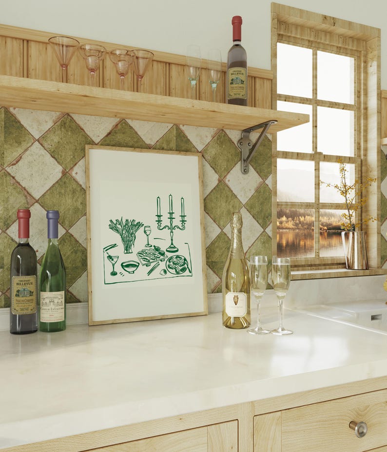 Puede incluir: Una ilustraci&oacute;n enmarcada en verde y blanco de una mesa puesta con velas, copas de vino y un plato de comida. La ilustraci&oacute;n est&aacute; sobre un fondo blanco y est&aacute; enmarcada en un marco de madera sencillo.