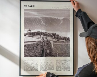Stampa di surf sulle onde grandi di Nazaré, Portogallo / Poster di viaggio in bianco e nero