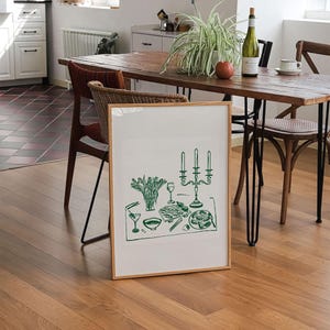 Puede incluir: Una ilustraci&oacute;n enmarcada de una mesa puesta con un candelabro verde, un bol de verduras verdes y un plato de comida. La ilustraci&oacute;n est&aacute; sobre un fondo blanco.