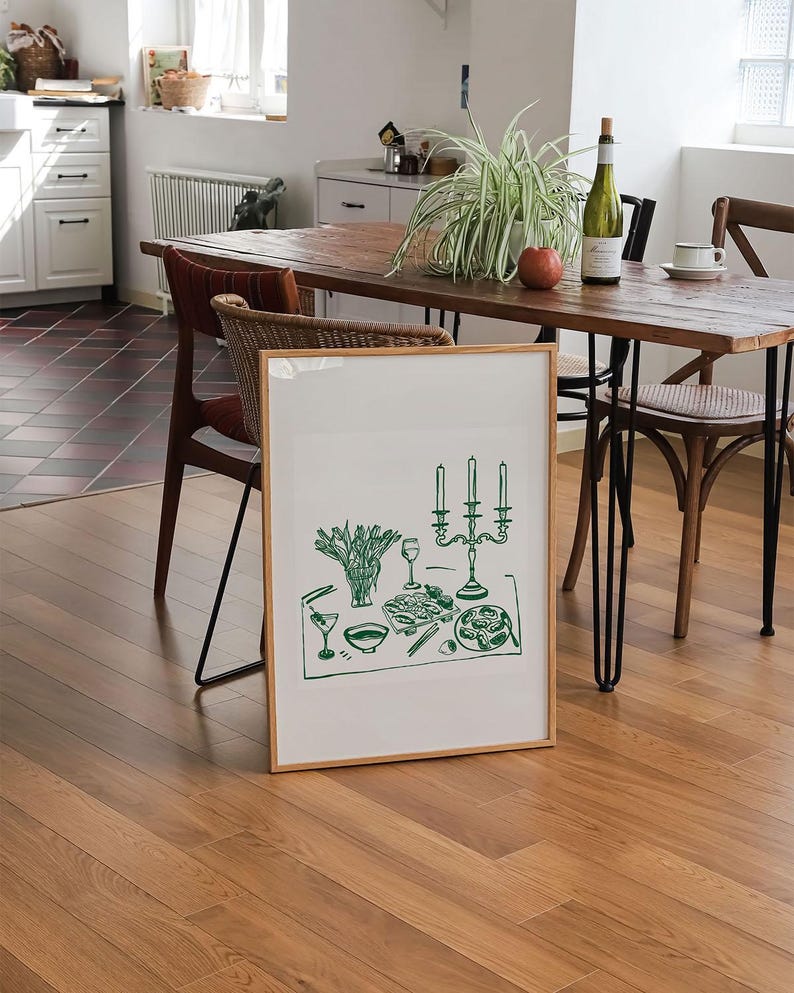 Puede incluir: Una ilustraci&oacute;n enmarcada de una mesa puesta con un candelabro verde, un bol de verduras verdes y un plato de comida. La ilustraci&oacute;n est&aacute; sobre un fondo blanco.
