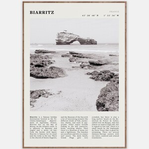Pu&ograve; includere: Stampa incorniciata in bianco e nero di Biarritz, Francia, con un paesaggio costiero e una formazione rocciosa nel mare. La stampa include il nome della citt&agrave;, le coordinate e testo descrittivo.