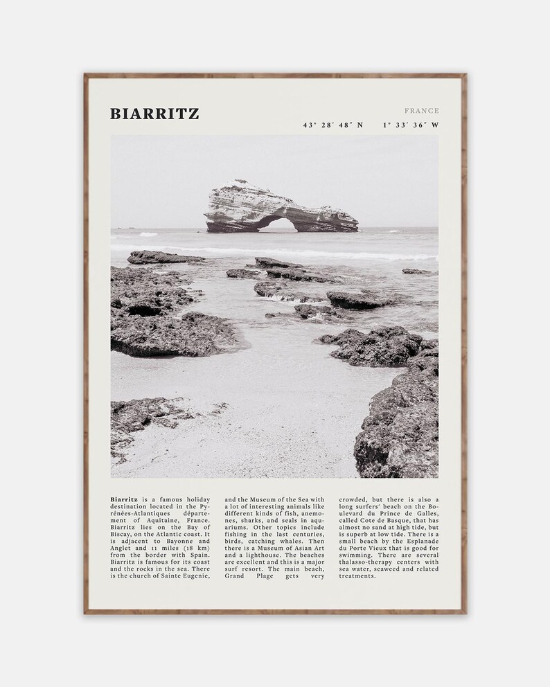 Pu&ograve; includere: Stampa incorniciata in bianco e nero di Biarritz, Francia, con un paesaggio costiero e una formazione rocciosa nel mare. La stampa include il nome della citt&agrave;, le coordinate e testo descrittivo.