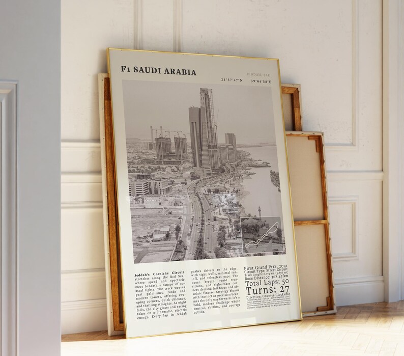 K&ouml;nnte beinhalten: Ein gerahmter Schwarz-Wei&szlig;-Druck mit dem Titel "F1 Saudi Arabia", der eine Stadtlandschaft und eine Rennstrecke zeigt. Der Druck enth&auml;lt Text mit Details zum Rennen, einschlie&szlig;lich der Anzahl der Runden und Kurven. Der Druck wird mit anderen gerahmten Kunstwerken ausgestellt.
