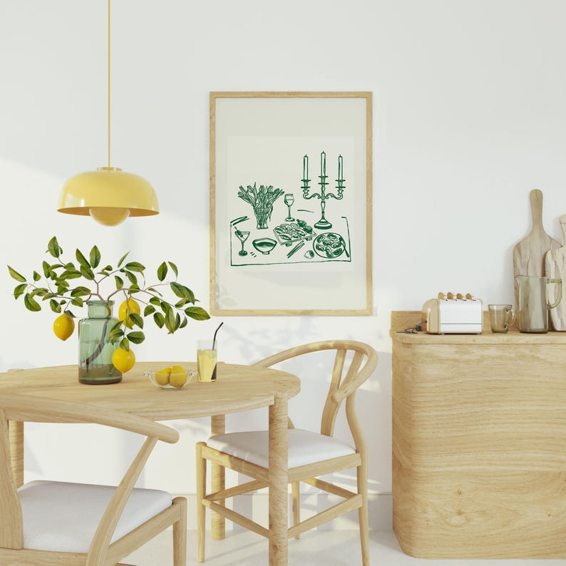 Puede incluir: Un dibujo de l&iacute;nea verde de una mesa puesta con un candelabro, platos, vasos y comida. El dibujo est&aacute; sobre un fondo blanco y enmarcado en un marco de madera claro.