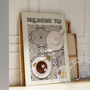Puede incluir: Una impresi&oacute;n enmarcada con un fondo de azulejos blanco y negro que presenta una tetera blanca y una taza de t&eacute; blanca con un l&iacute;quido marr&oacute;n y flores blancas. La impresi&oacute;n tiene el texto "Breakfast Tea" en letras negras.