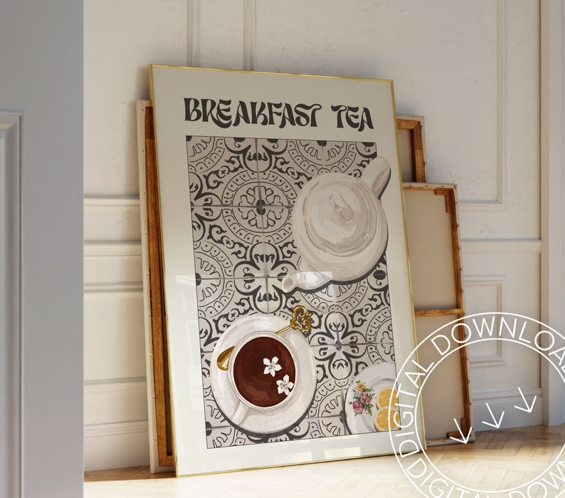 Puede incluir: Una impresi&oacute;n enmarcada con un fondo de azulejos blanco y negro que presenta una tetera blanca y una taza de t&eacute; blanca con un l&iacute;quido marr&oacute;n y flores blancas. La impresi&oacute;n tiene el texto "Breakfast Tea" en letras negras.