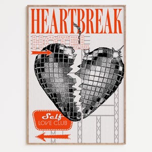 Pode incluir: Um cartaz com o texto "HEARTBREAK HOTEL" em letras vermelhas. Um cora&ccedil;&atilde;o partido de bola de discoteca pendurado no sinal. O texto "Self Love Club" est&aacute; em um sinal vermelho com uma seta apontando para a esquerda. O fundo &eacute; um padr&atilde;o branco e cinza.