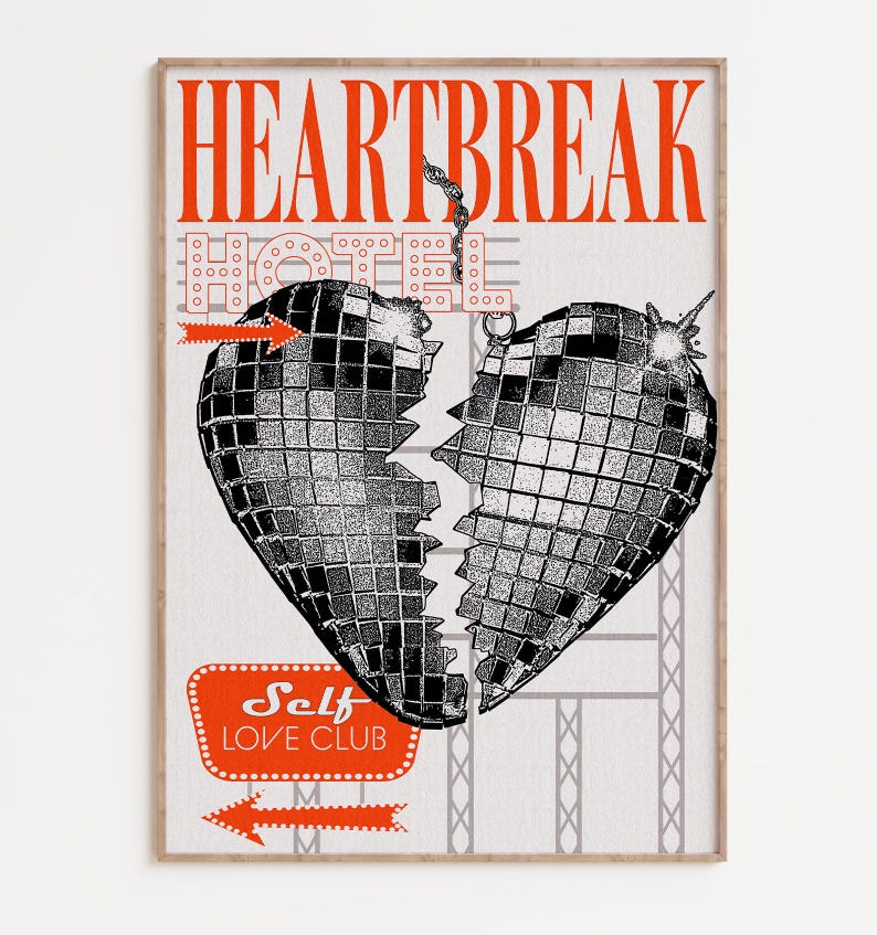 Pode incluir: Um cartaz com o texto "HEARTBREAK HOTEL" em letras vermelhas. Um cora&ccedil;&atilde;o partido de bola de discoteca pendurado no sinal. O texto "Self Love Club" est&aacute; em um sinal vermelho com uma seta apontando para a esquerda. O fundo &eacute; um padr&atilde;o branco e cinza.