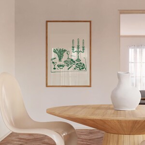 Puede incluir: Una ilustraci&oacute;n enmarcada de una mesa puesta con un candelabro verde, platos, vasos y un cuenco de comida. La ilustraci&oacute;n est&aacute; sobre un fondo blanco.
