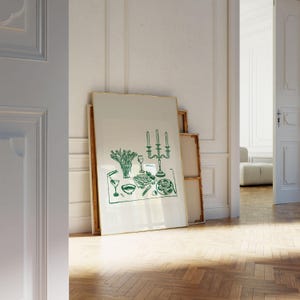 Puede incluir: Una ilustraci&oacute;n enmarcada de una mesa puesta con un esquema de color verde y blanco. La mesa est&aacute; puesta con un plato de comida, una copa de vino y un candelabro con tres velas. La ilustraci&oacute;n est&aacute; sobre un fondo blanco.