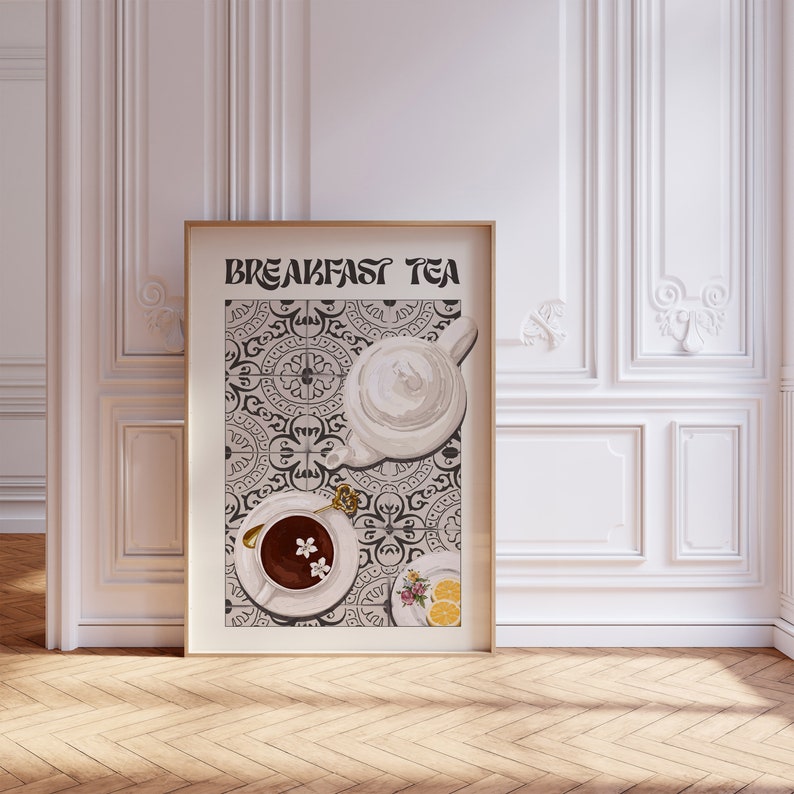 Puede incluir: Una impresi&oacute;n enmarcada con el texto "Breakfast Tea" en la parte superior. La impresi&oacute;n presenta una tetera blanca y una taza de t&eacute; con un dise&ntilde;o floral sobre un fondo de azulejos blanco y negro.