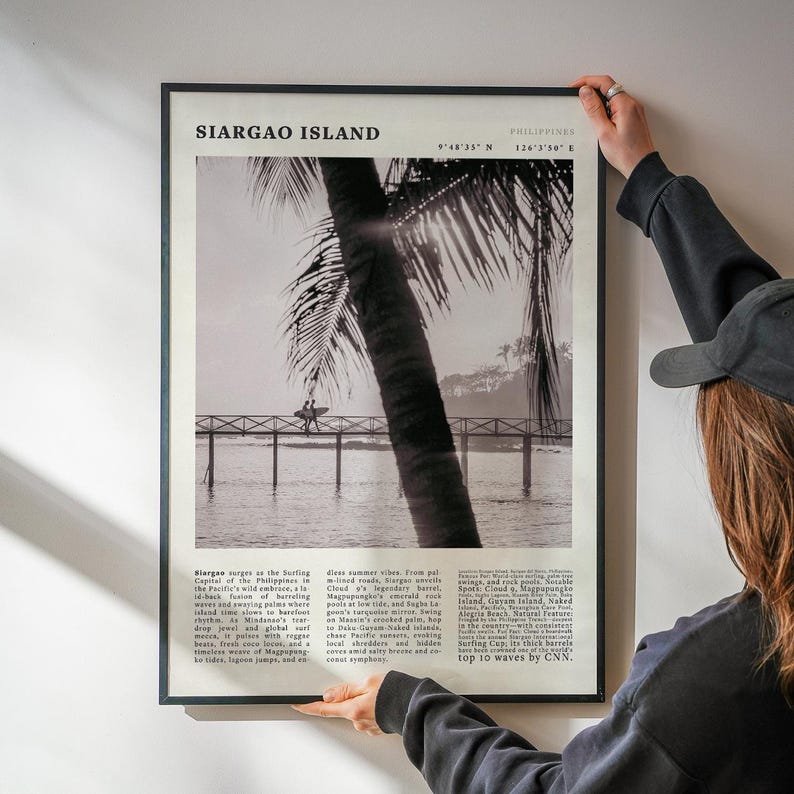 Pôster vintage da Ilha de Siargao, Filipinas | Impressão artística de viagem com palmeiras e calçadão de surf Cloud 9 imagem 1