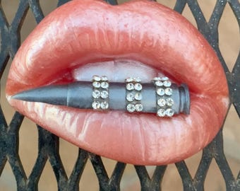 Meanstreets Resin Lips Sculpture: Edgy Vanity Decor  Gifts