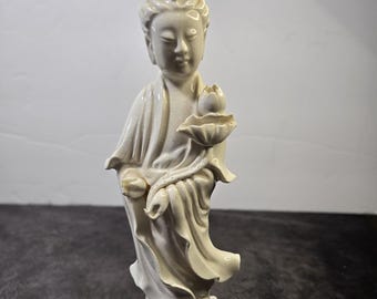 Una figura china de porcelana blanca de China que representa a Guanyin, Kwan-Yin, Quanyin