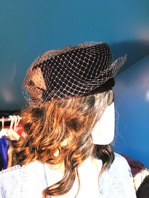 VINTAGE Velvet Hat with Netting and Bow 1940s Black Straw Hat Velvet Red Navy Blue Ribbon & Veil  main image 4
