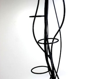 Vintage wijnrek in de vorm van een boom van smeedijzer, minimalistische brutalistische sculpturale flessenhouder, abstract metalen kunstwerk voor in de bar, mid-century modern stijl.
