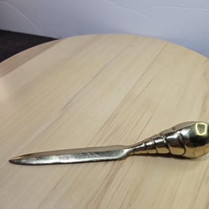 Abridor de cartas em latão Art Déco, cabo de concha de metal