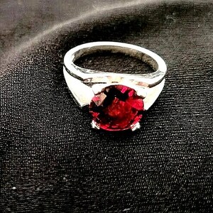 Anello importante in argento sterling con pietra artificiale simile al rubino