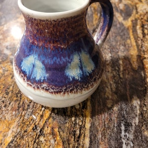 Vintage signierte Studio Kunst Keramik - Braun, Blau und Beige Becher signiert Hodget