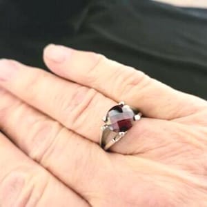Anillo de declaración de plata esterlina con piedra similar al rubí creada