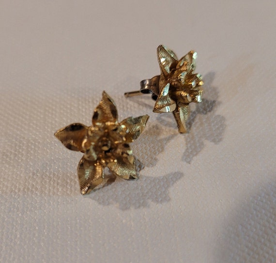 Four  pairs of vintage  pierced  earrings - image 5