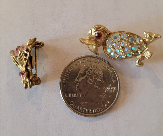 Tiny winged things - 2 crystal-studded brooches, … - image 1