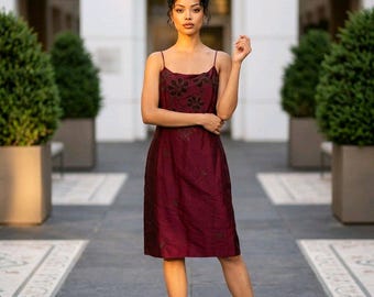 Vestido lencero vintage de Ann Taylor en seda roja bordada con cuentas y flores, estilo años 90.