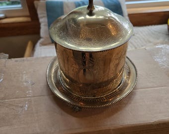 Caja de té redonda de latón grabado con tapa y placa base con forma de pie de león, y 6 vasos pequeños.