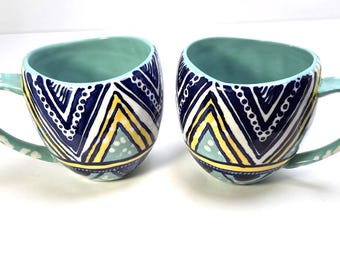 Par de tazas Habari de Anthropologie, diseño geométrico azul y blanco