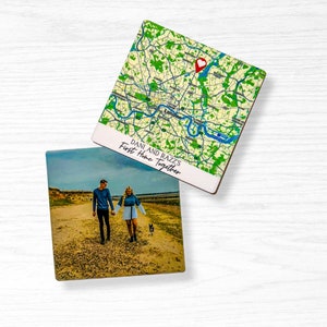 Può includere: Due sottobicchieri quadrati. Uno presenta una mappa di Londra con un cuore rosso. L'altro mostra una coppia che cammina sulla spiaggia. Il testo sul sottobicchiere della mappa recita "DANI AND RAZZ'S First Home Together."