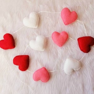 Felt hearts garland. Valentine's decoration. Valentine's bunting. hearts  banner. Personalised decor. Felt hearts. Valentine's day decor.