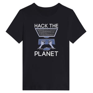 Könnte beinhalten: Schwarzes T-Shirt mit einem grafischen Design, das einen Computerbildschirm und eine Tastatur zeigt, mit dem Text "HACK THE PLANET" in Weiß. Das Design umfasst Hände, die mit der Tastatur und dem Bildschirm interagieren, was eine Technik-Ästhetik schafft.