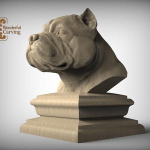 Könnte beinhalten: Eine Holzskulptur eines Hundekopfes, die das Gesicht und den Hals des Hundes detailliert zeigt. Die Skulptur ist auf einem mehrschichtigen Sockel montiert. Das Logo "Wonderful Carving" befindet sich in der oberen linken Ecke.