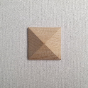 Wood Pyramid Rosette: Simple Geometric Accent - Natural Grain