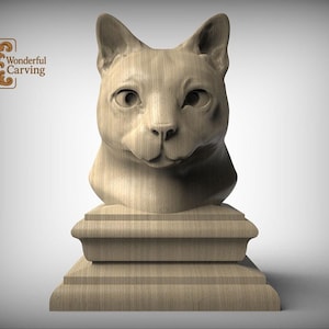Peut inclure: Sculpture en bois représentant une tête de chat, montée sur une base à plusieurs niveaux. Les traits du chat sont détaillés, avec des yeux, un nez et des oreilles visibles. La sculpture est en bois clair. Le logo "Wonderful Carving" est dans le coin supérieur gauche.