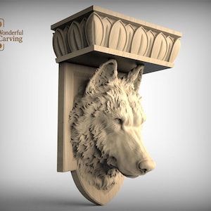 Könnte beinhalten: Holzregalhalterung mit einem geschnitzten Wolfskopf. Das Regal hat eine dekorative Oberseite mit blattartigen Designs. Der Wolfskopf ist aufwendig detailliert, mit Fell und Gesichtszügen. Der Text "Wonderful Carving" befindet sich in der oberen linken Ecke.