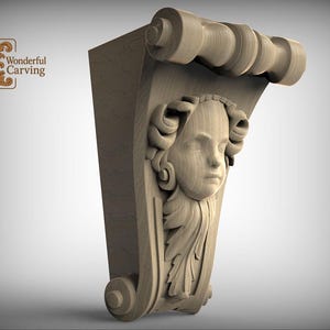 Peut inclure: Une console en bois clair sculptée représentant un visage humain entouré de cheveux et de feuillages stylisés. Le sommet présente un motif en volute arrondie et la base se termine par une petite volute circulaire. Le texte Wonderful Carving est visible.