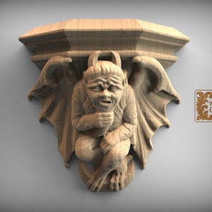 Könnte beinhalten: Hölzernes Gargoyle-Regal mit einer detaillierten Schnitzerei einer sitzenden Kreatur mit Flügeln, Hörnern und einem betrübten Gesichtsausdruck. Das Regal hat eine dekorative Oberseite und ist an einer Wand befestigt. Das Logo "Wonderful Carving" befindet sich in der Ecke.
