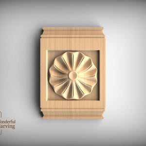 Op de afbeelding: Een rechthoekig houten snijwerk met een centraal bloemmotief met stralende bloemblaadjes. Het snijwerk is omlijst in een rechthoekige rand en heeft decoratieve lijstwerk aan de boven- en onderkant. Het logo "Wonderful Carving" staat in de linker benedenhoek.