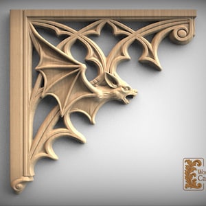 Puede incluir: Una ménsula de madera de color claro que presenta un murciélago tallado intrincadamente con las alas extendidas integrado en un marco arqueado de estilo gótico. La esquina inferior derecha muestra un pequeño logotipo rectangular con el texto Wonderful Carving.