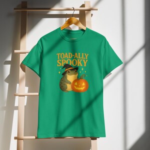 Toad-ally Spooky Shirt – Funny Halloween Toad Witch T-Shirt